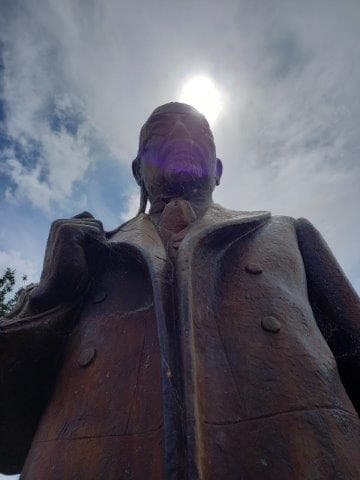 後藤新平の像 下から